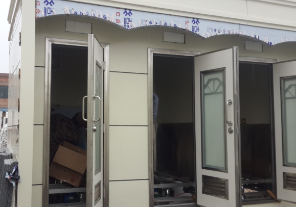 撕去保護(hù)膜的移動廁所 撕去保護(hù)膜的移動廁所